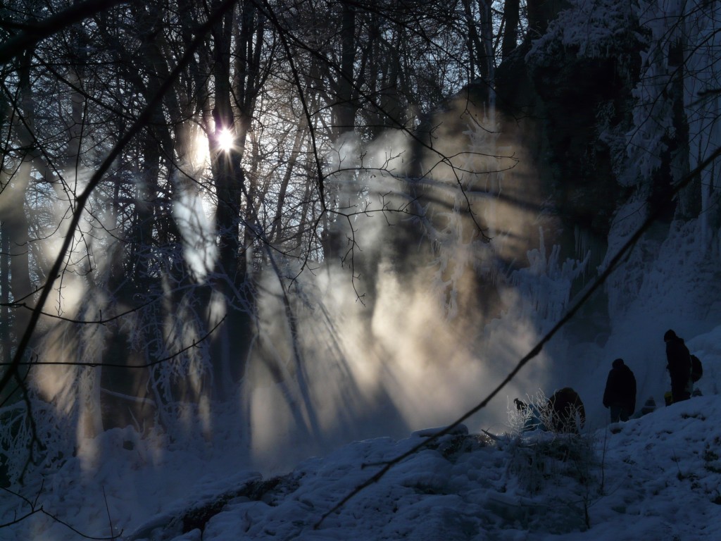 urach_waterfall_back_light_fog