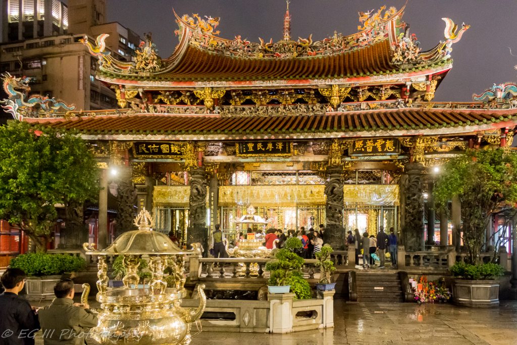 Longshan temple at night
