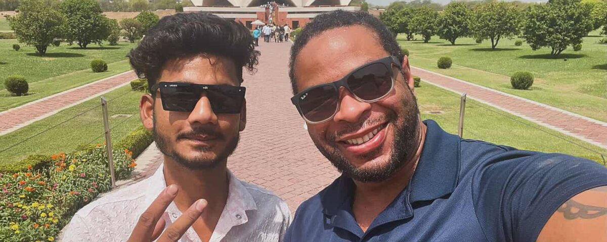 Posing with a random stranger in front of the Lotus temple